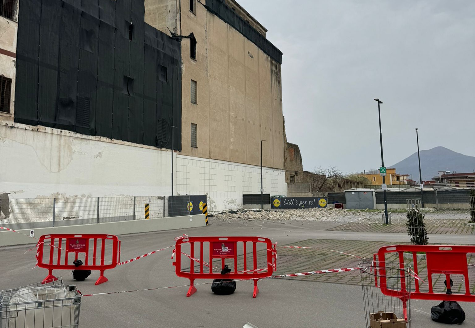Castellammare, cadono pietre nel parcheggio Lidl