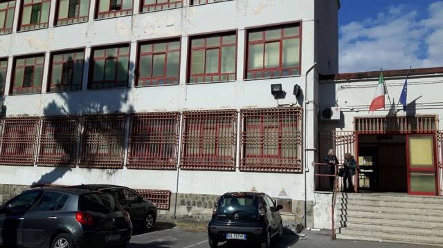 Rubati diciotto computer, raid alla Bonito-Cosenza. La preside: 