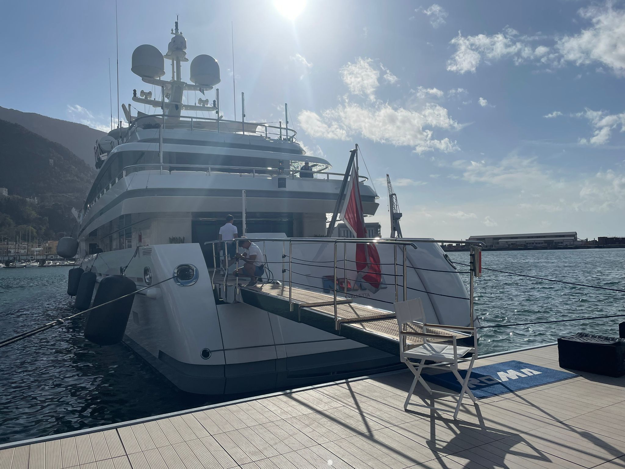 Castellammare, al via la stagione dei mega yacht: arriva il primo panfilo