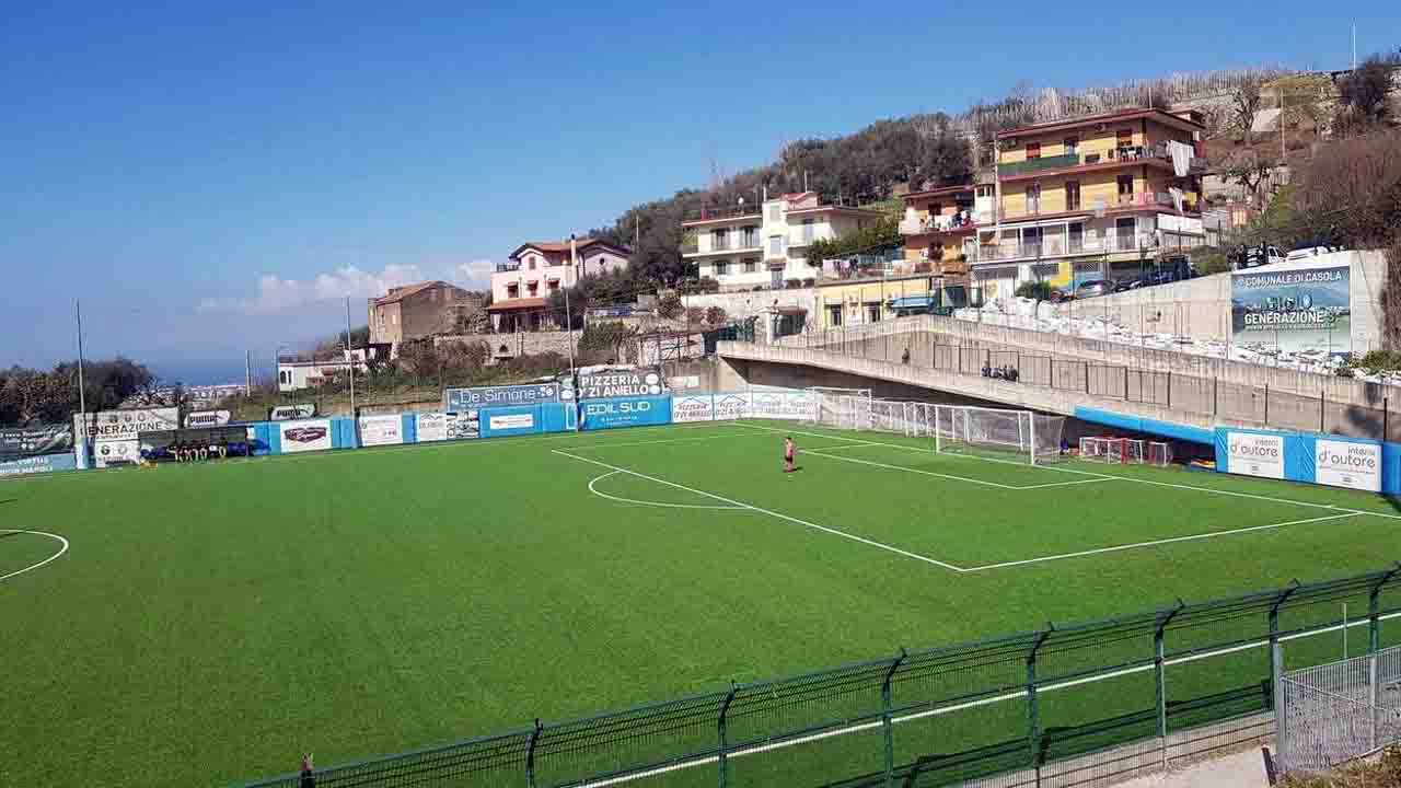Follia in campo a Casola: arbitro aggredito a calci e pugni