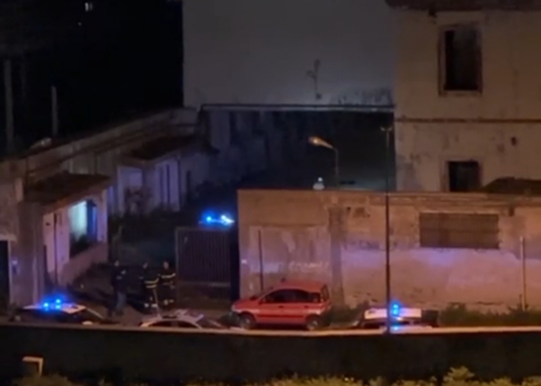Castellammare, asserragliato nell'ex fabbrica Cirio con un fucile 