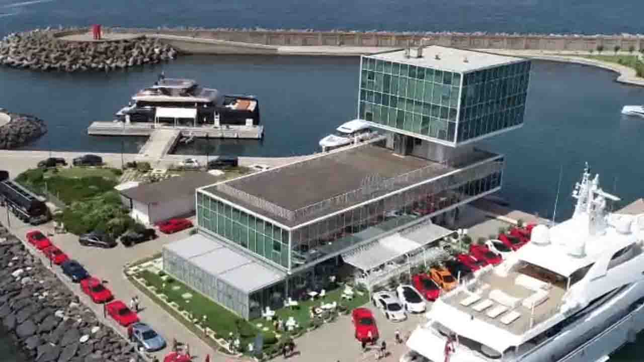 Castellammare. Supercar in mostra a Marina di Stabia