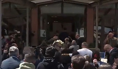 Bimbo ucciso dai pitbull, i funerali di Francesco Pio: 'Chiediamo giustizia'