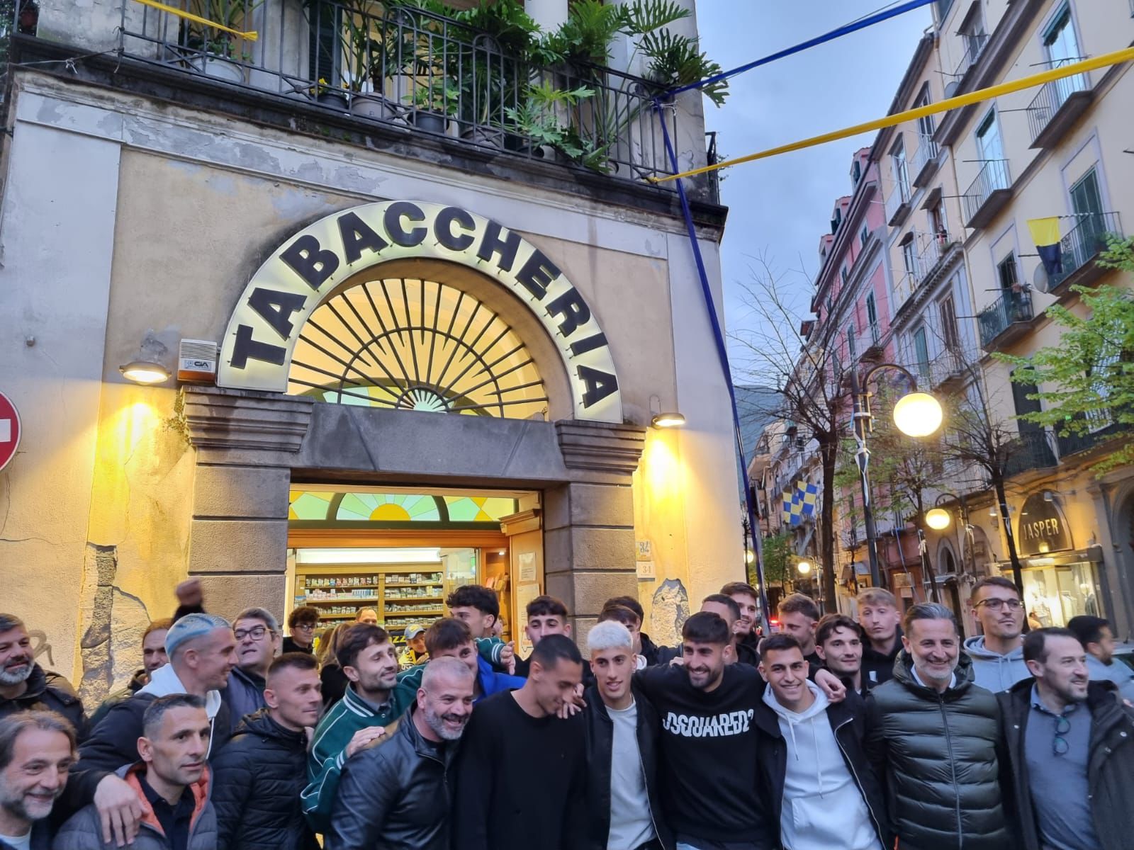 Juve Stabia, festa in piazza a sorpresa arrivano i calciatori: foto e torta 