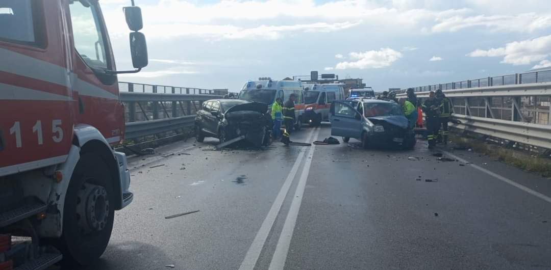 Castellammare, incidente sul raccordo autostradale: due feriti 