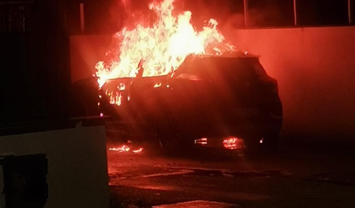 Auto in fiamme nella notte, paura a Roccarainola 