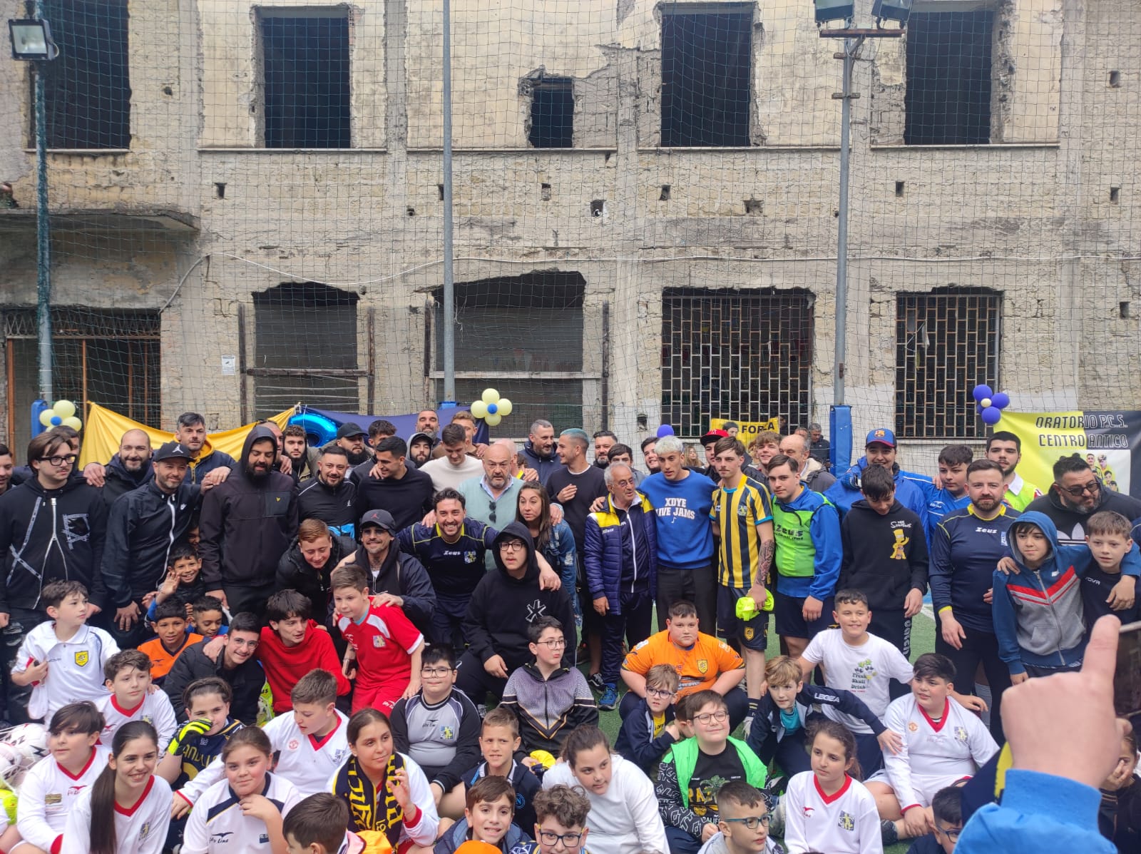 Castellammare, i giocatori della Juve Stabia dai ragazzi del centro antico: 'Ora aiutiamo l'oratorio'