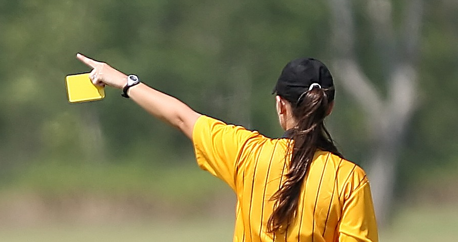 Arbitro aggredito dai genitori di giovani calciatori: 'Vergogna'