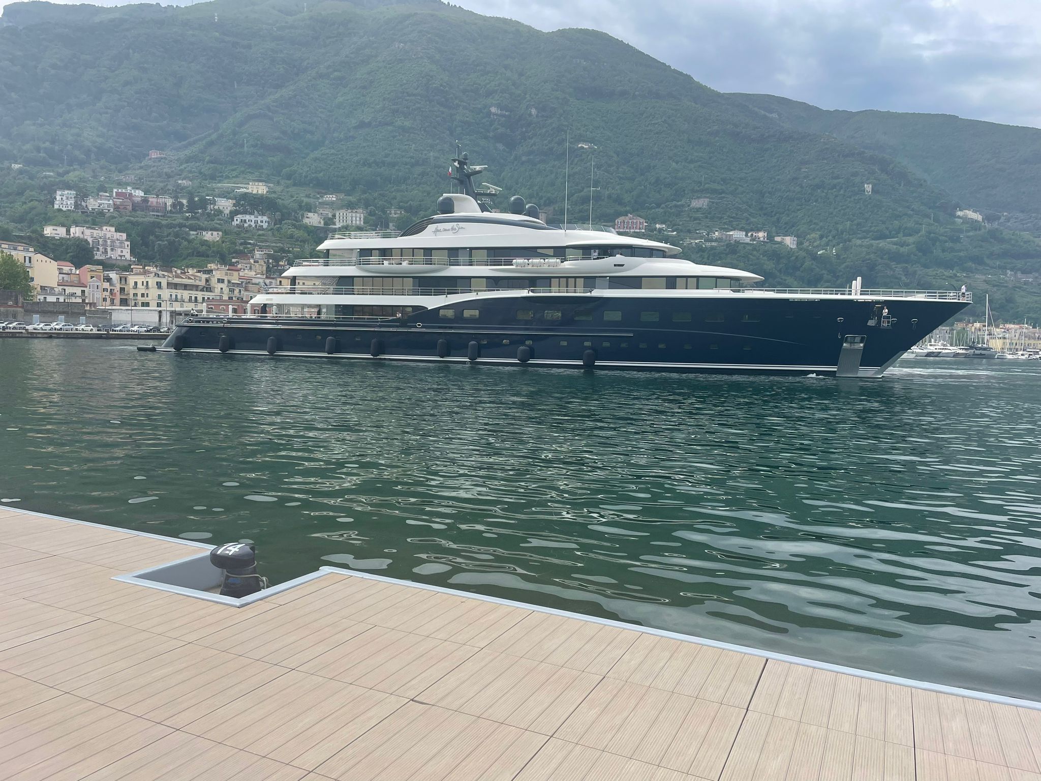 Castellammare, arrivano i turisti con i mega yacht: approda 'Here Comes the Sun'