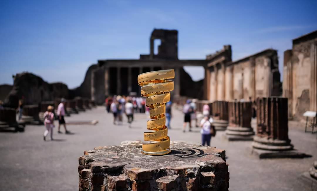 Pompei, il Trofeo del Giro d'Italia negli scavi: 'Grande Festa vista da milioni di telespettatori'