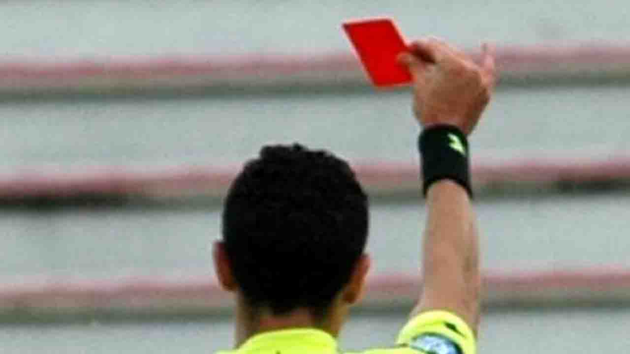 Ancora follia su un campo di calcio: arbitro aggredito a calci e pugni