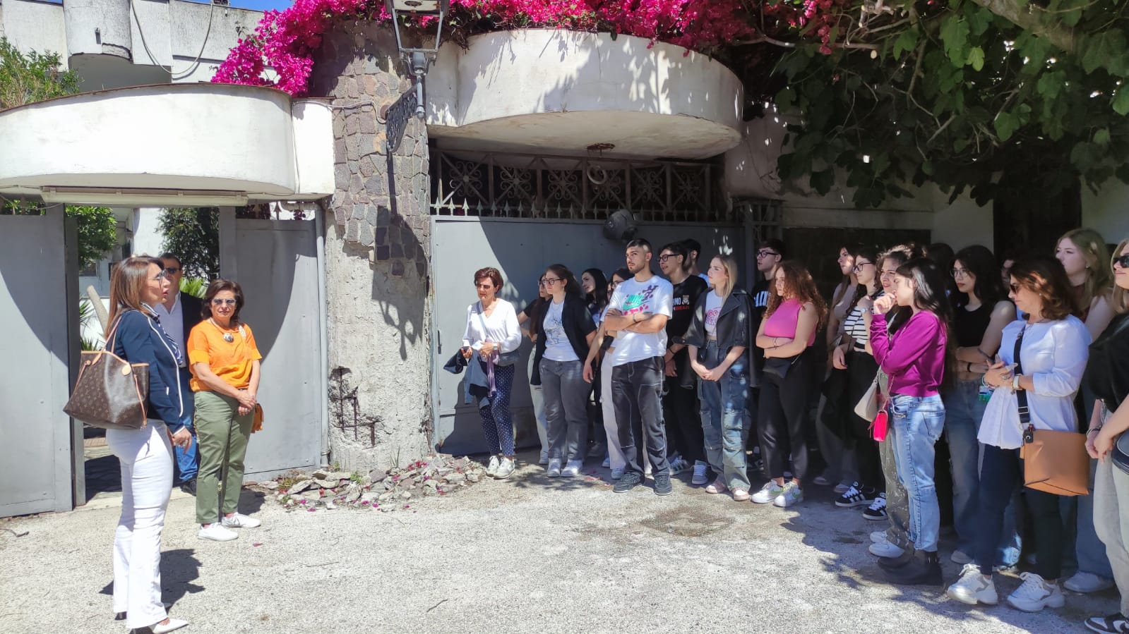 Castellammare, studenti del liceo Severi nella villa del clan 