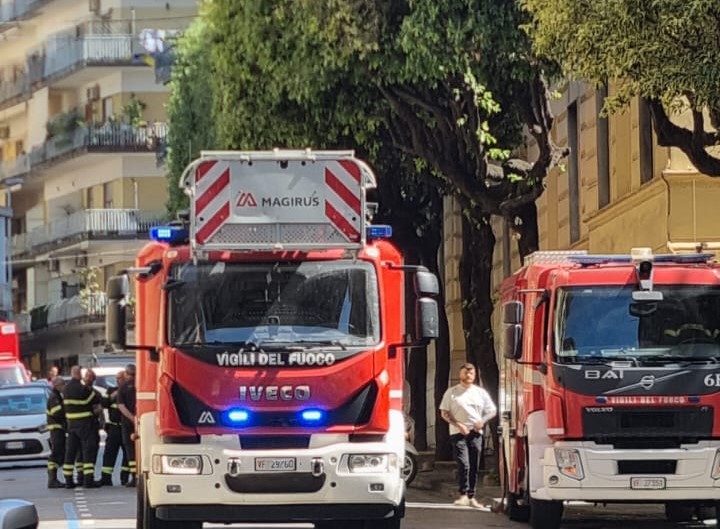Castellammare, cadono calcinacci da un palazzo: chiusa strada in centro