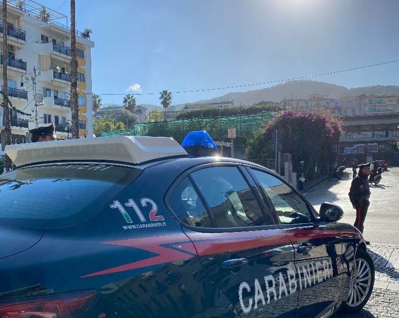 Sorrento, segregata in casa e picchiata: arrestato ex compagno 