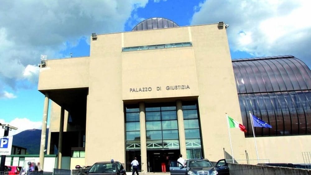 Droga venduta vicino alle scuole a Torre Annunziata, in uno shop in casa 1800 clienti 