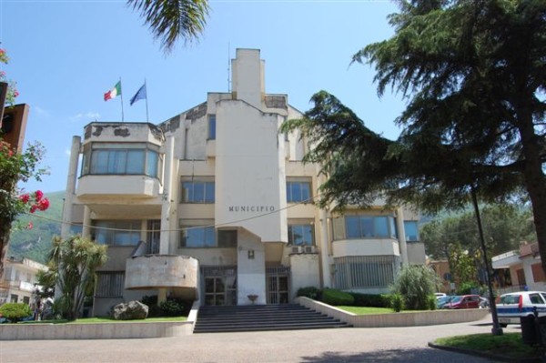 Sant'Antonio Abate, calci e pugni a colpi di casco ad un diciottenne per rubargli lo scooter: in tre nei guai