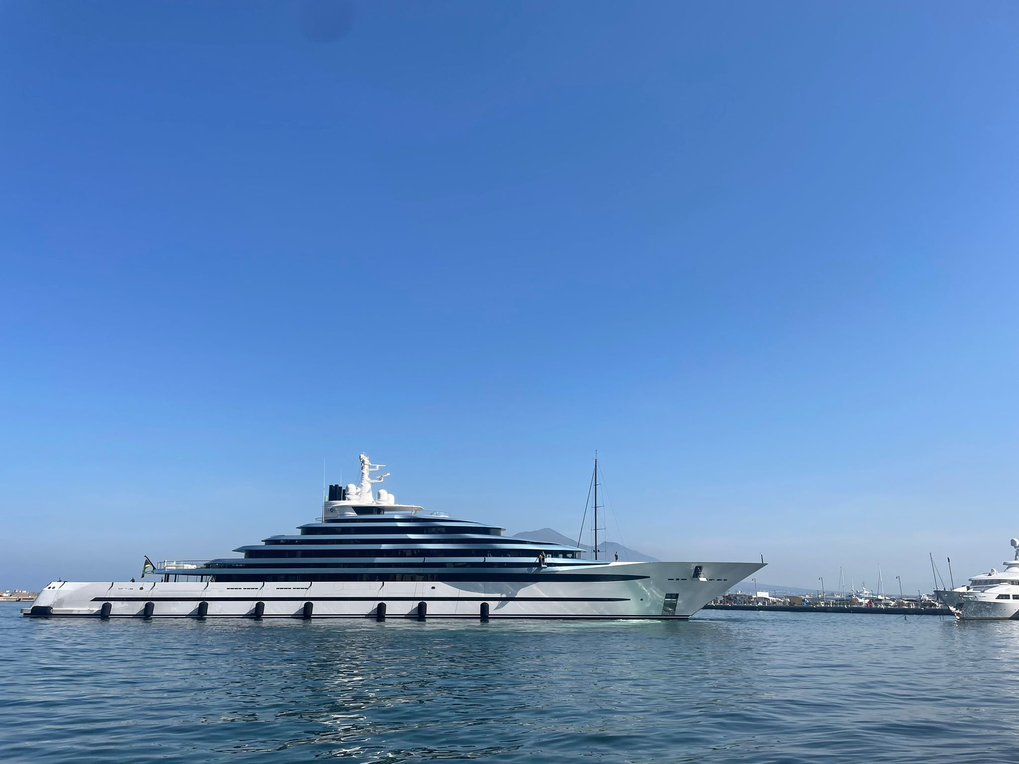 Castellammare, comincia l'estate dei vip: Armani e il panfilo Kaos