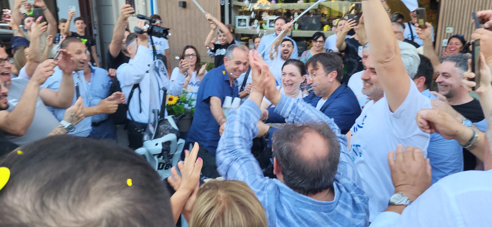 Santa Maria la Carità, d'Amora rieletto sindaco: scoppia la festa