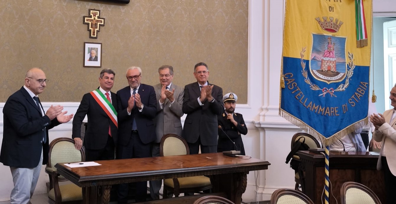 Castellammare, Vicinanza proclamato sindaco: 'Restituiamo la dignità agli stabiesi'