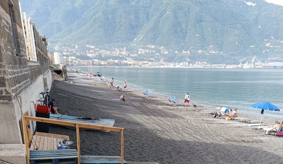 Castellammare, operazione Arenile Pulito: al via l'intervento di Velia Ambiente