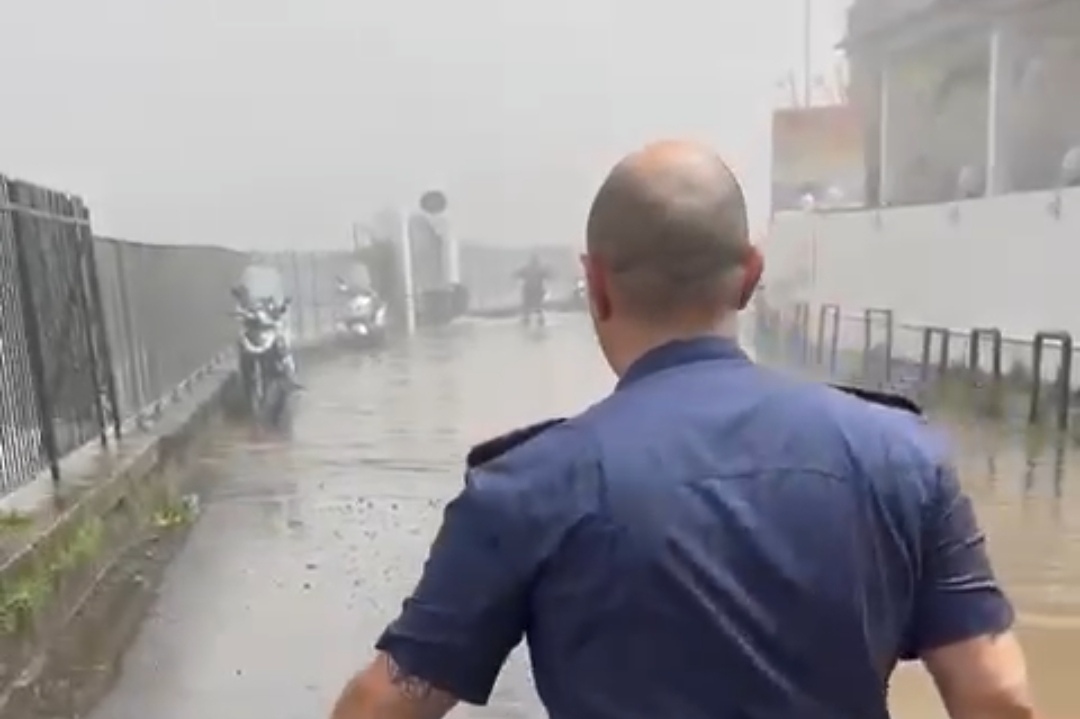 Castellammare, scoppia condotta dell'acqua: evacuati da case e spiagge