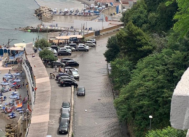 Castellammare, scoppia condotta: via Acton resta chiusa e case sgomberate