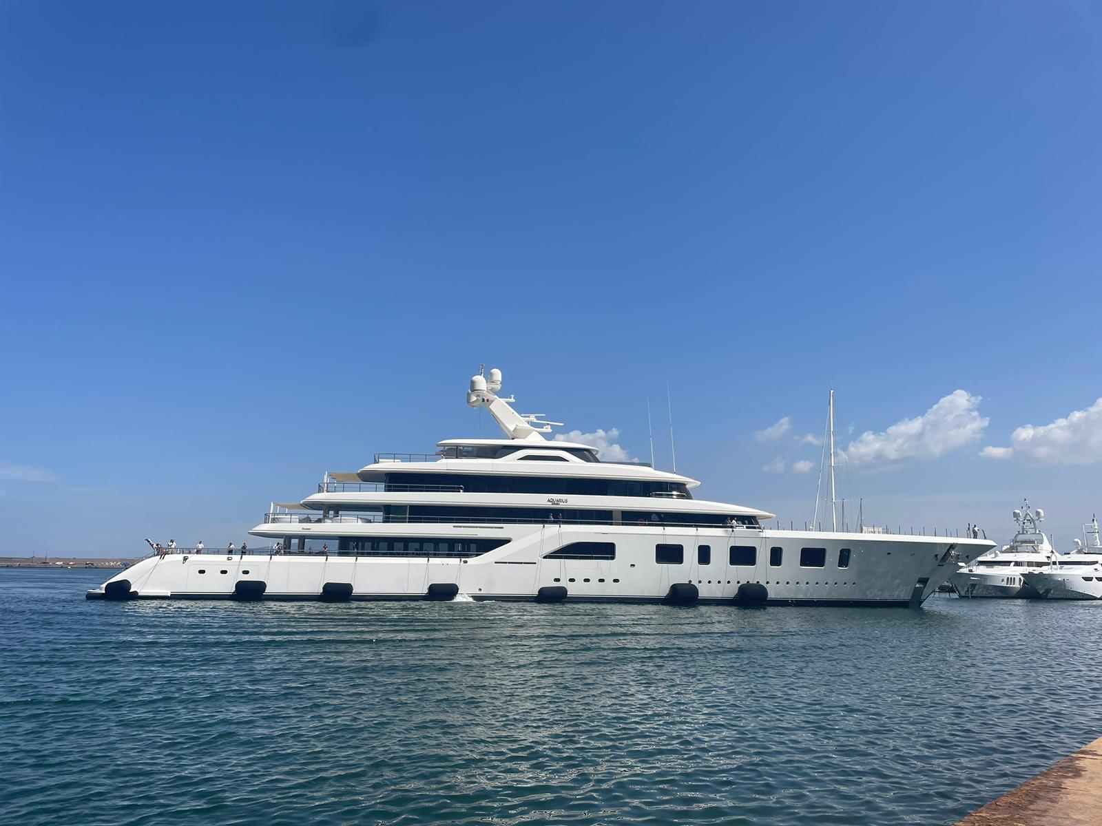 Castellammare, arriva un altro mega yacht: il bellissimo Aquarius 