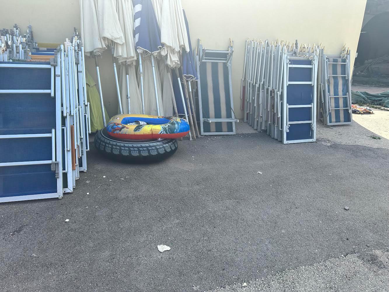 Castellammare. Blitz antiabusivismo: sequestrati ombrelloni e sdraio