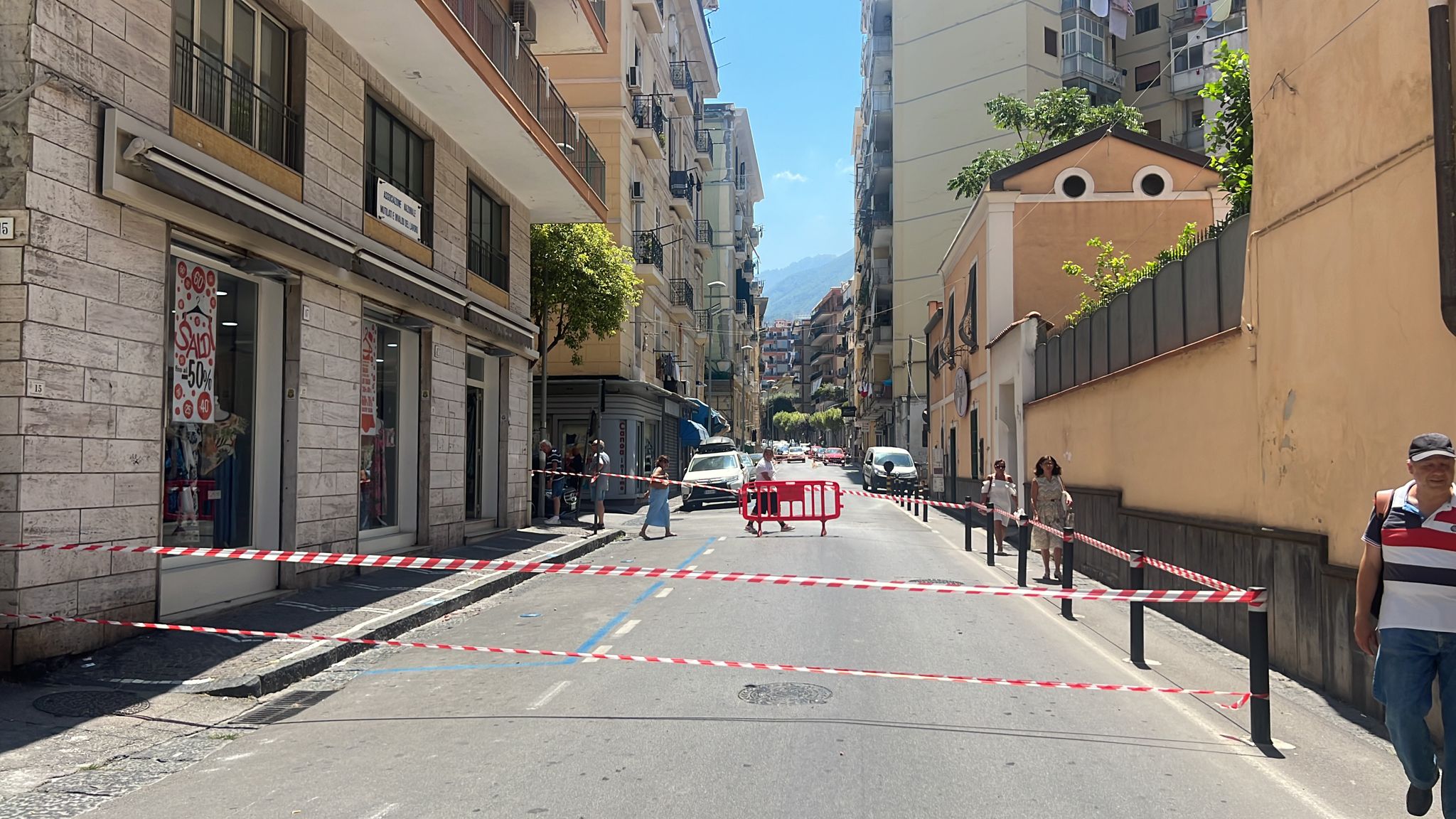 Castellammare, piovono calcinacci da un palazzo: chiusa via Marconi