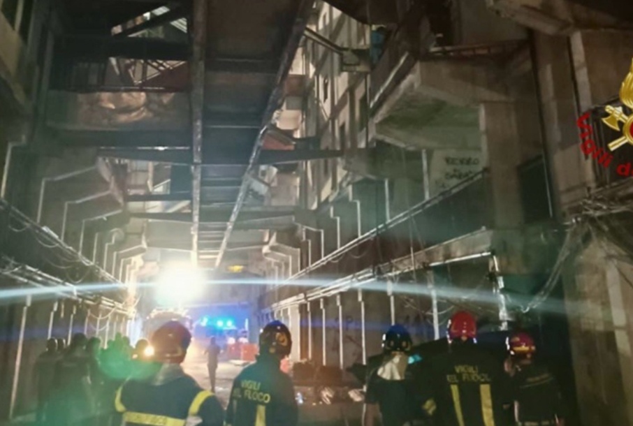 Ballatoio crolla a Scampia: due morti e 13 feriti, anche bambini 
