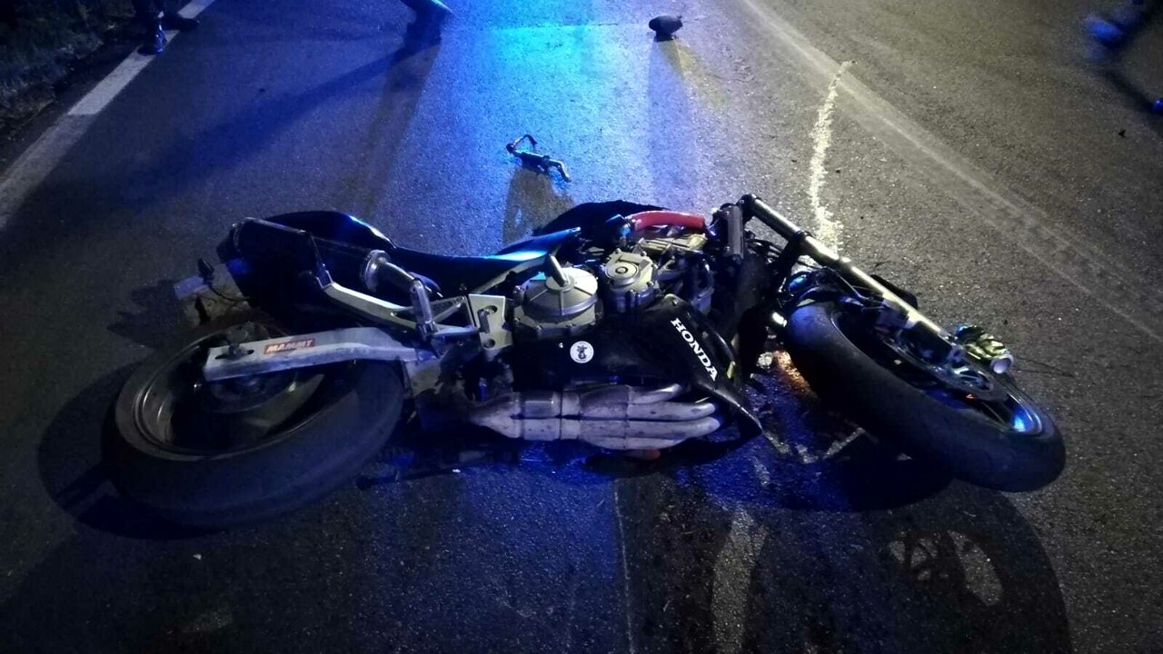 Scooter contro un'auto nel napoletano, Corrado muore a 20 anni