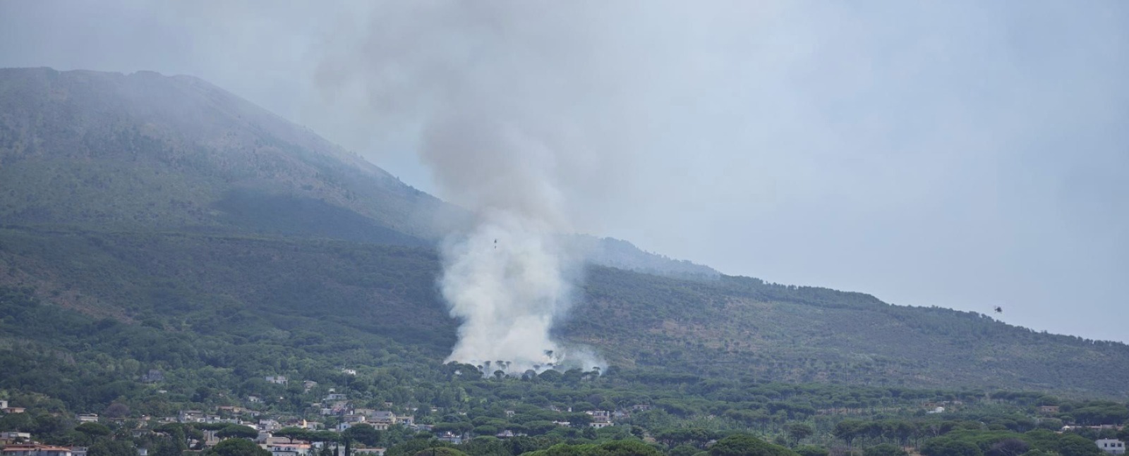 Incendio nel Parco del Vesuvio, torna l'incubo: elicotteri in azione 
