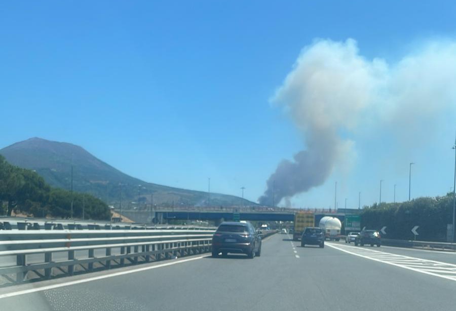 Parco del Vesuvio, a Torre del Greco vasto incendio 