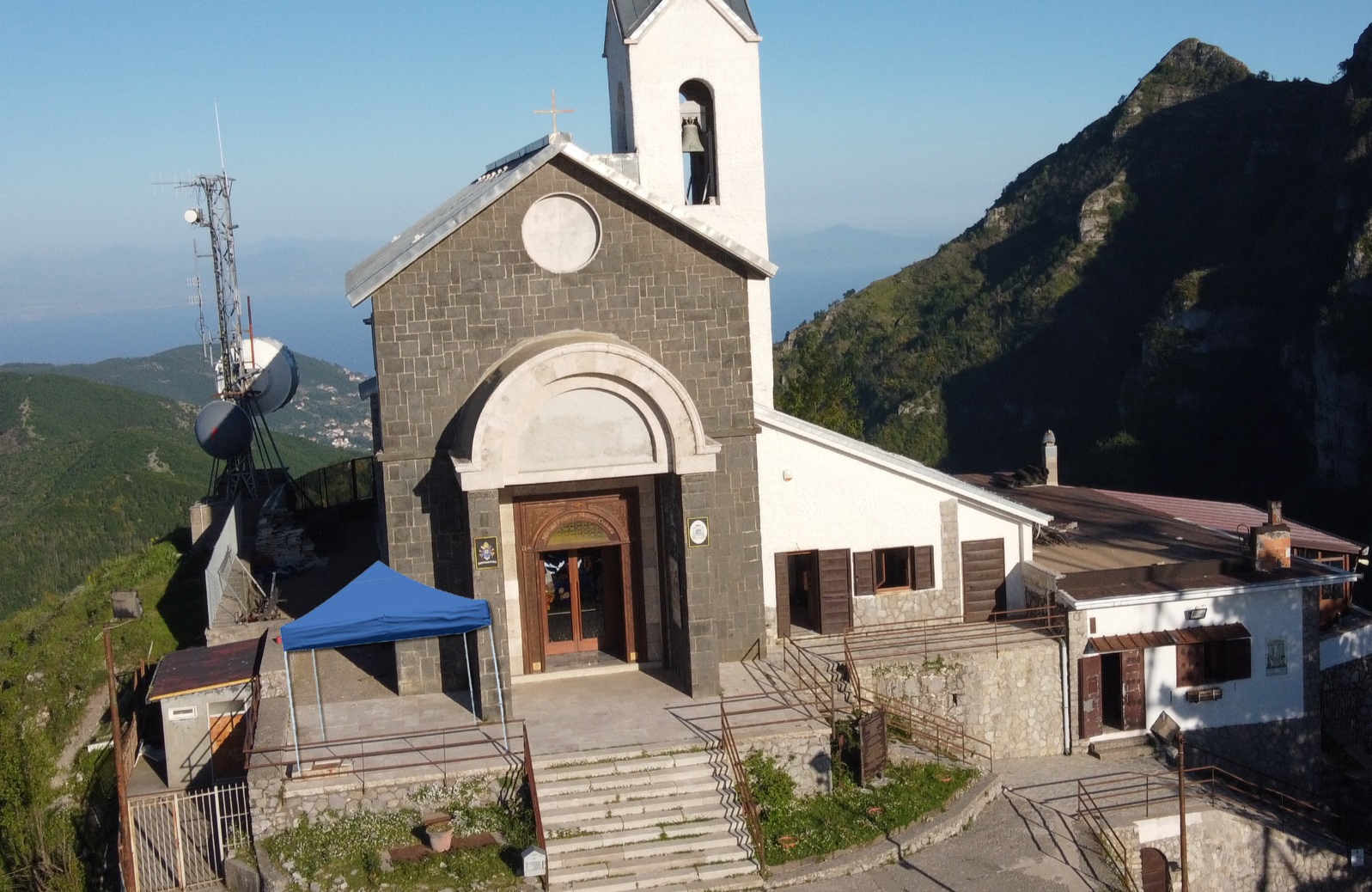 Faito, fedeli in pellegrinaggio con il Cammino dell'Angelo: funivia di notte