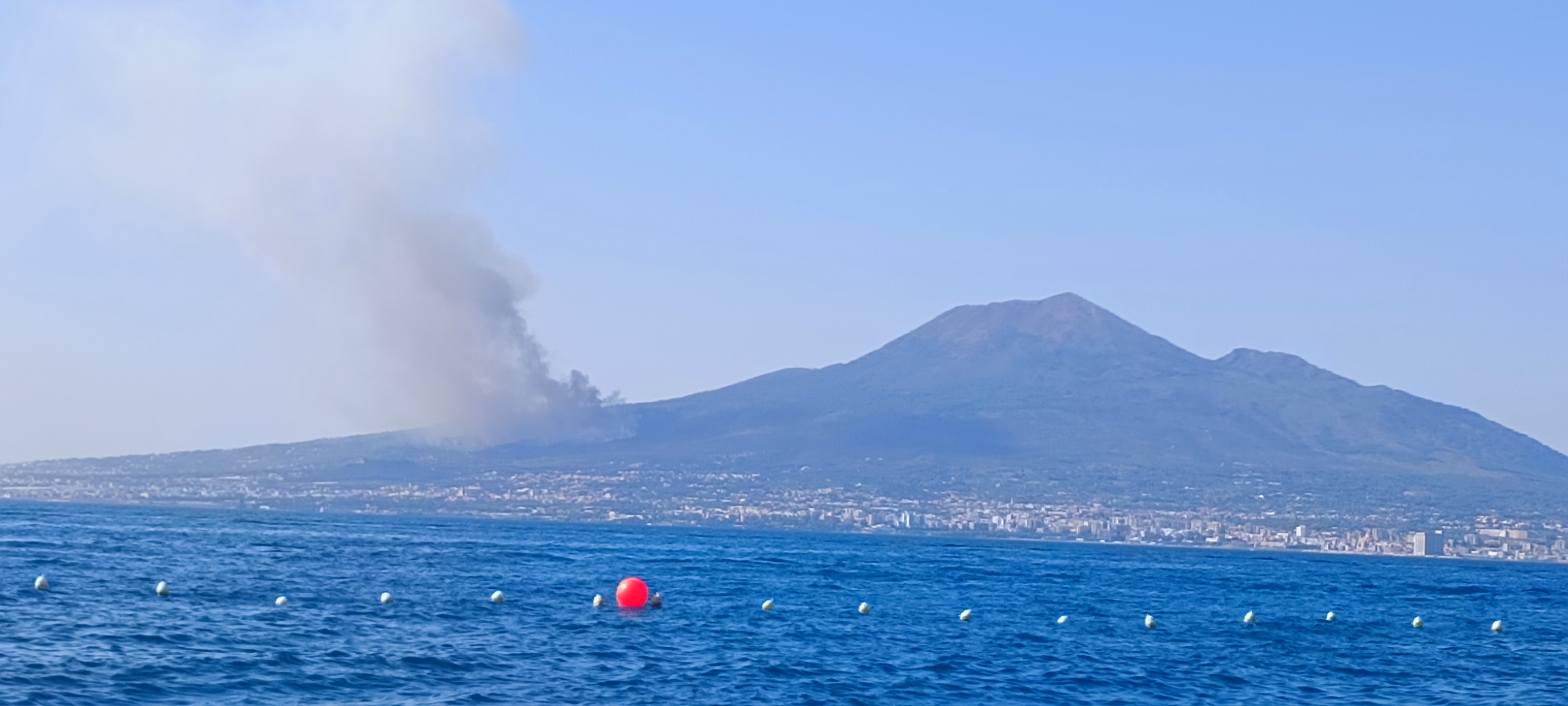 Vesuvio, incendio a Torre del Greco: riprese le operazioni di spegnimento