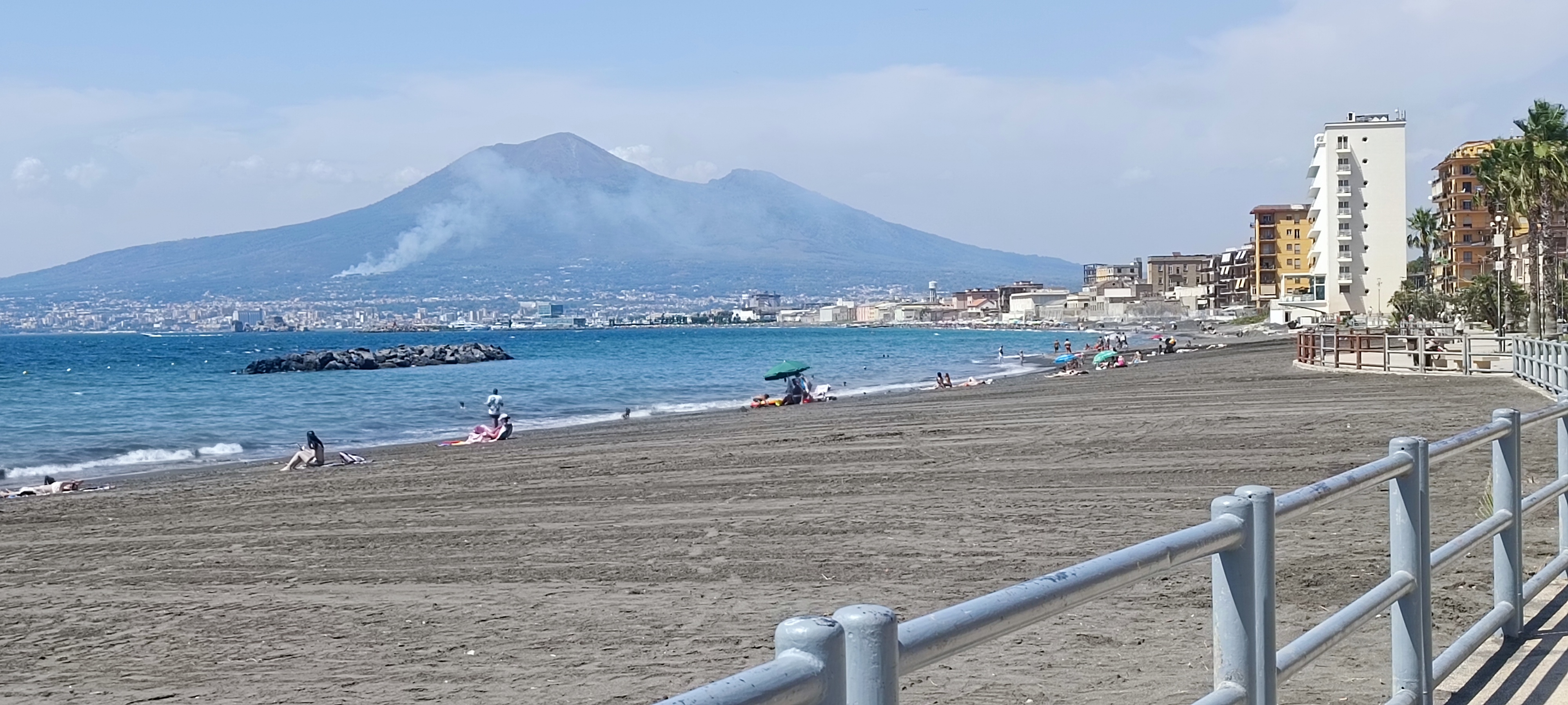 Castellammare, mare pulito in villa comunale: al via la stagione balneare