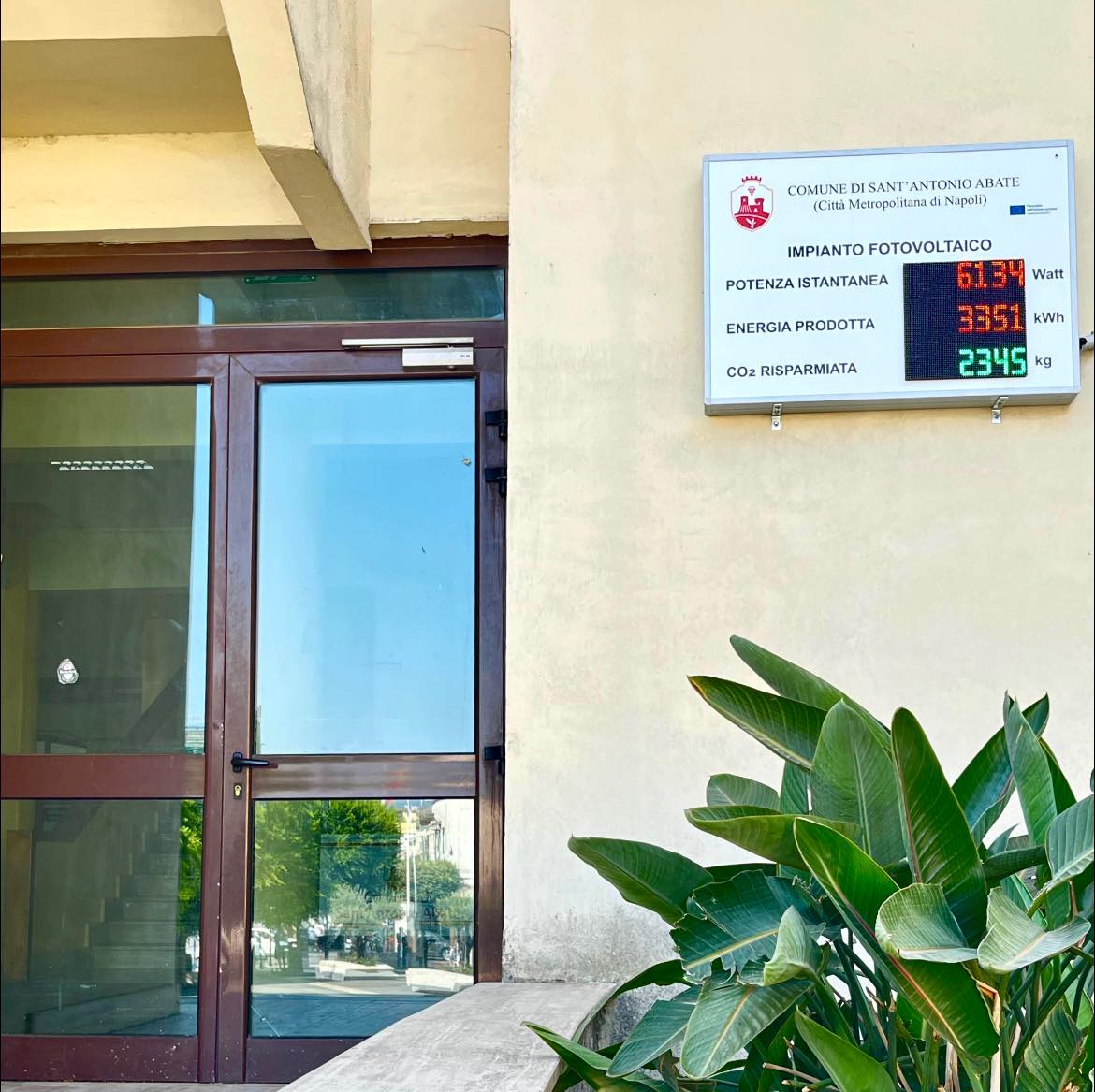 Sant'Antonio Abate, impianti fotovoltaici un display al Comune: 'Ecco quanto risparmiamo'
