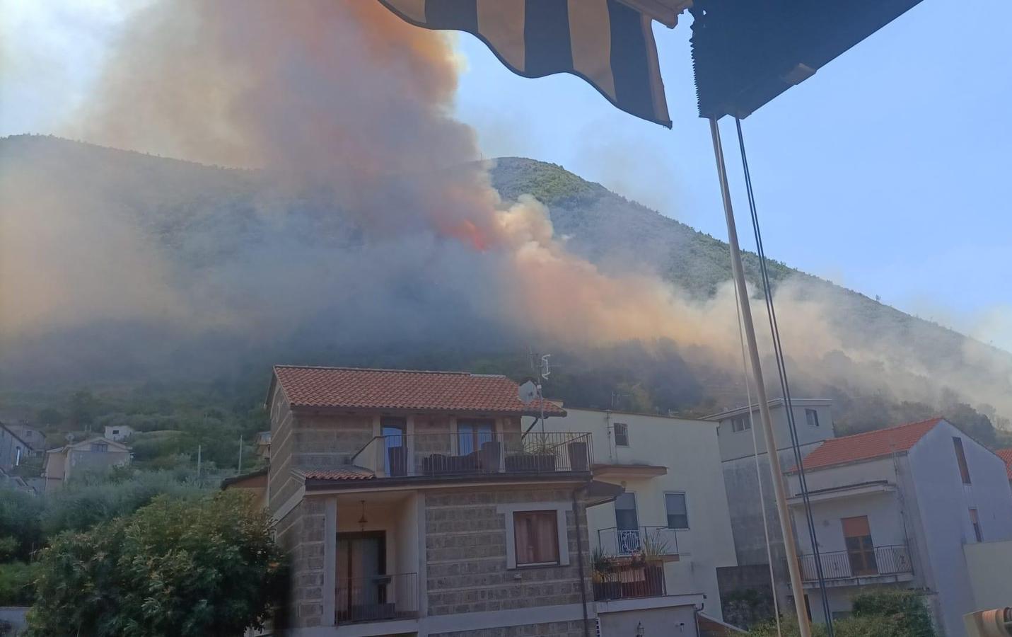 Gragnano, forti fiamme sul Monte Pendolo: divampa un incendio 