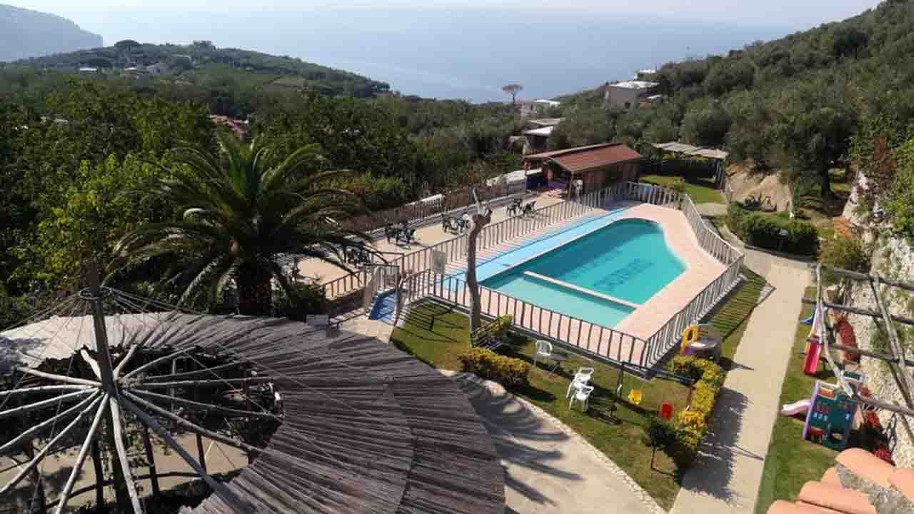 Castellammare, bimbo di 7 anni annega in una piscina a Vico