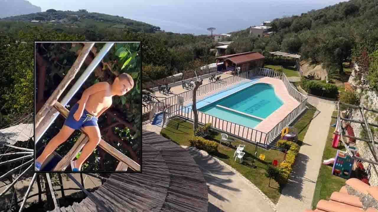 Castellammare, annega bimbo di 7 anni: annullati i fuochi d'artificio per lutto
