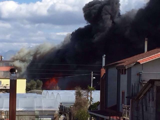 In fiamme fabbrica di carpenteria, grosso incendio in periferia: terrore in cittÃ 