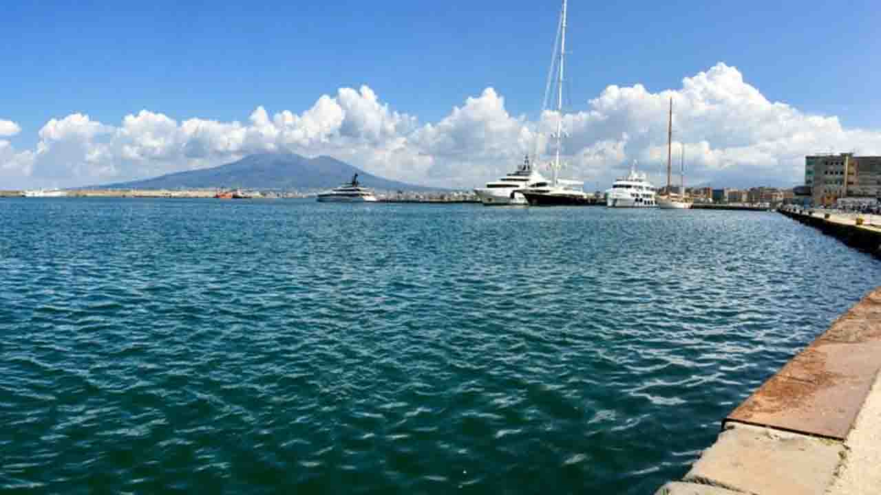 Castellammare. Si lancia dalla banchina Marinella: salvata dalla Guardia Costiera