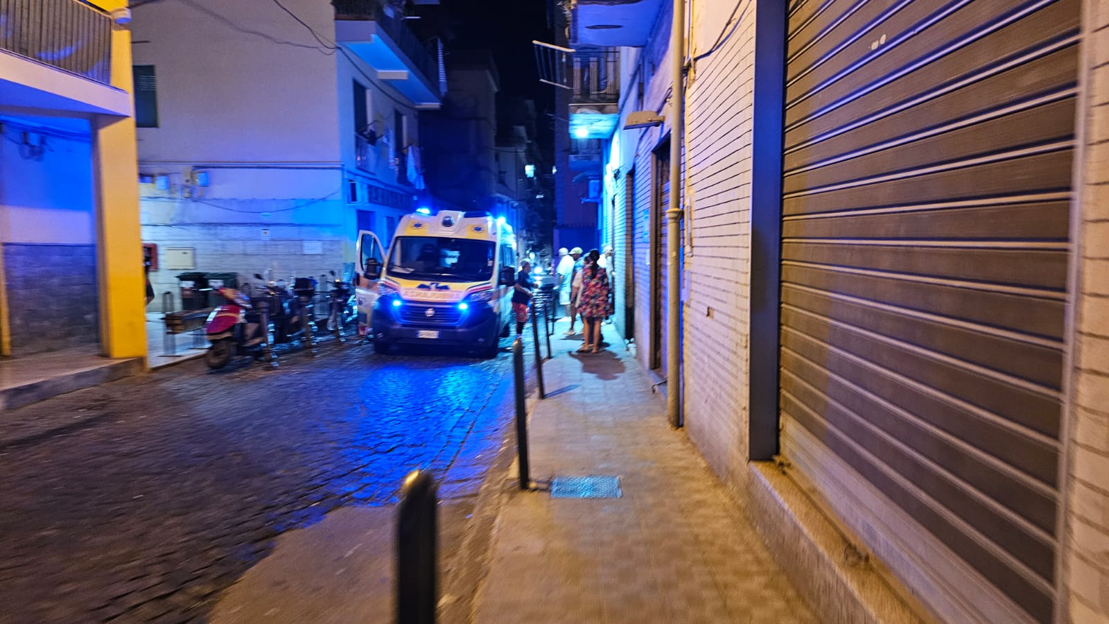 Castellammare, rapinatori armati in pizzeria: si sente male la cassiere 