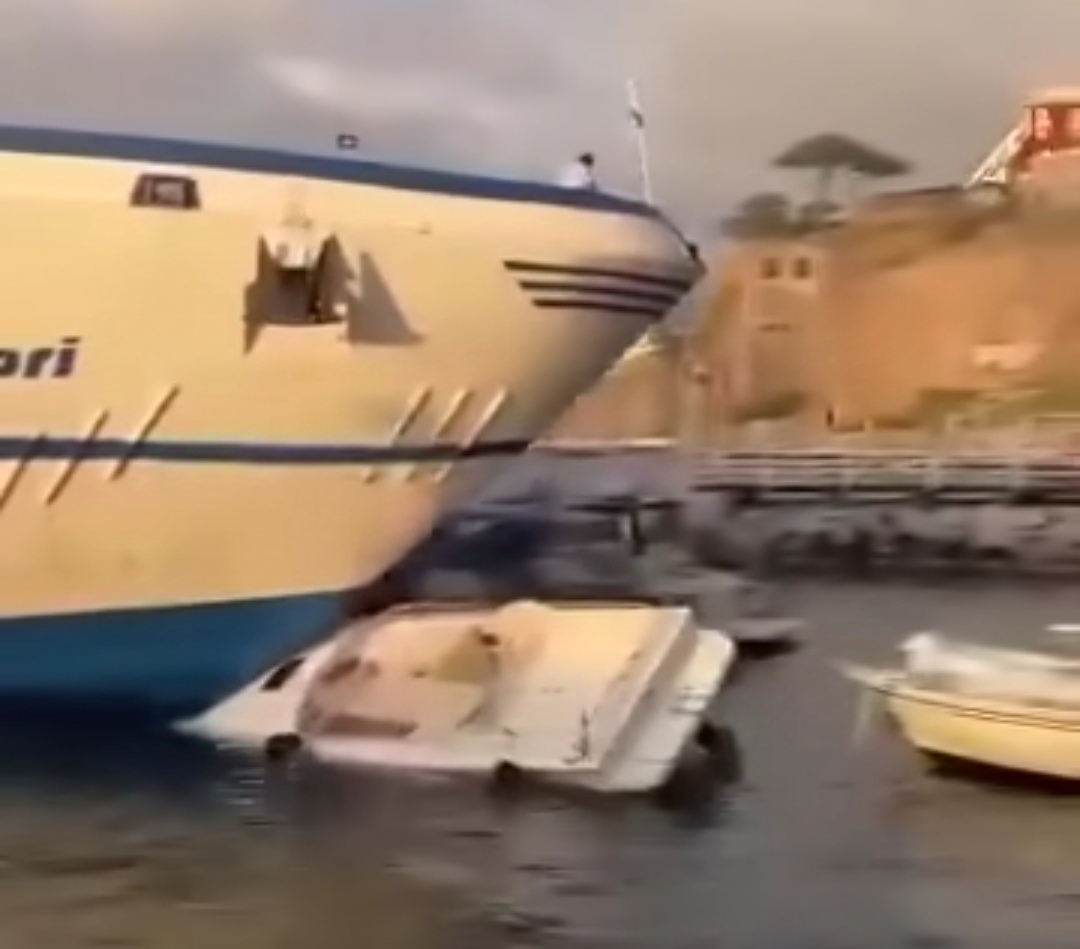 Sorrento, incidente in porto: traghetto travolge le barche