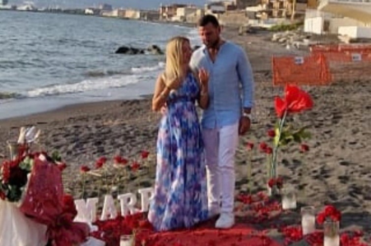 Castellammare, proposta di nozze in riva al mare: emozione per il si'