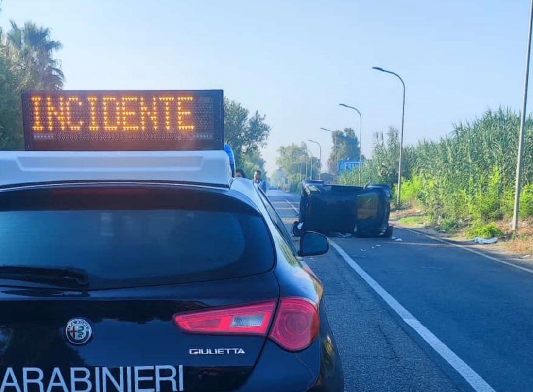 Incidente nel napoletano, Smart si ribalta: bimba di 8 anni morta era in braccio alla mamma