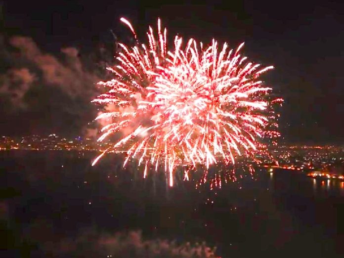 Castellammare, festa di addio all'estate: fuochi di artificio in villa comunale 