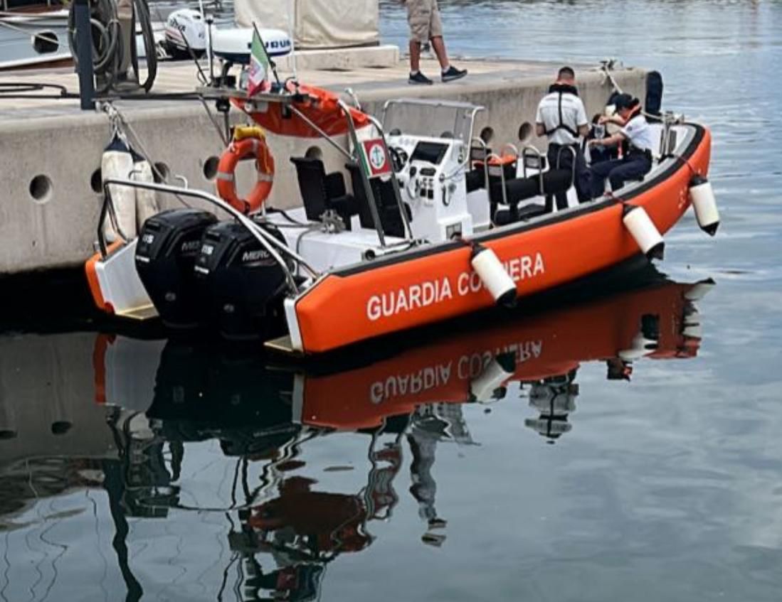 Da Castellammare a Massa controlli a mare, barca troppo sotto costa: scatta sanzione 