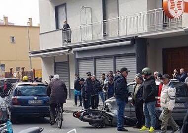 Incidente in via Cosenza, in ospedale un giovane centauro