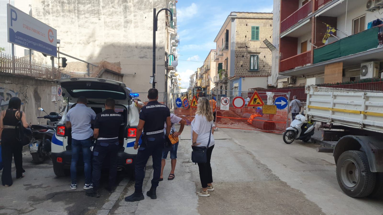 Castellammare, ingorghi e caos in centro per la strada chiusa: scattano le multe